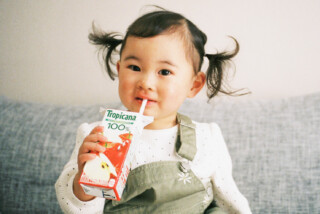 子供が飲み物持っている画像