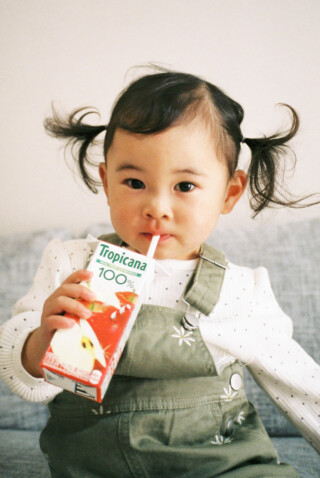 子供が飲み物持っている画像