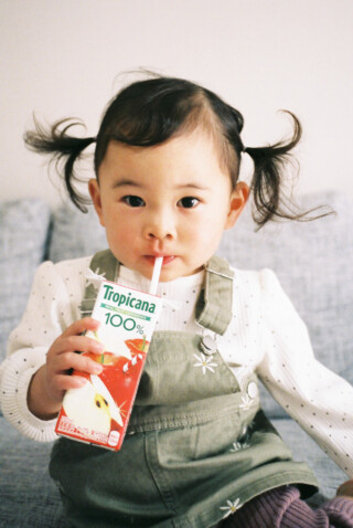 子供が飲み物持っている画像