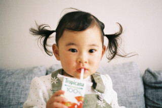 子供が飲み物持っている画像