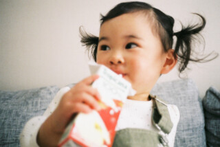 子供が飲み物を飲んでいる画像