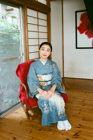 着物を着た女性が座っている画像