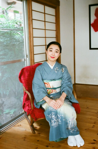 着物を着た女性が座っている画像