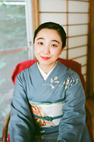 着物を着た女性が微笑んでいる画像